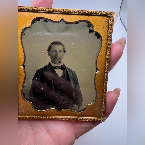 Antique Ambrotype Photo of Male with Blue Eyes - Picture 2 of 6